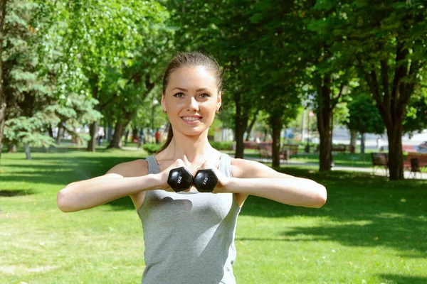 Mujer deportiva haciendo ejercicios con pesas pesadas —  Fotos de Stock