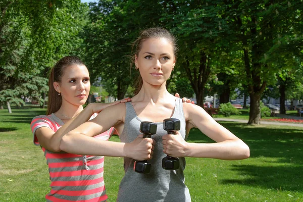 Fitness kobieta robi ćwiczenia z ciężarkami — Zdjęcie stockowe