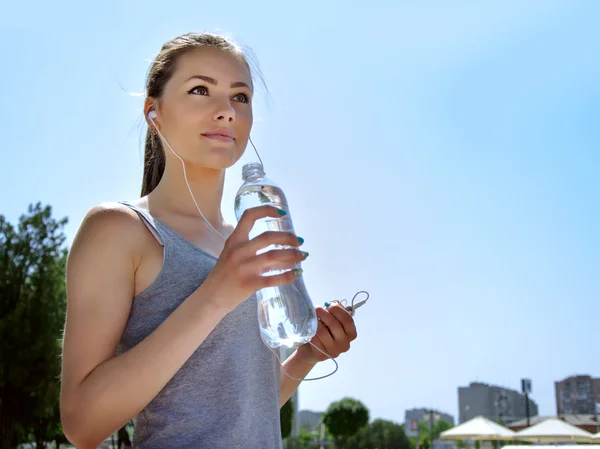 Dívka se zabývá sportovní při poslechu hudby — Stock fotografie