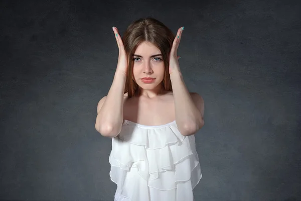 Vermoeidheid, pijn, onverschilligheid concept. Ze gesloten oren met haar ha — Stockfoto