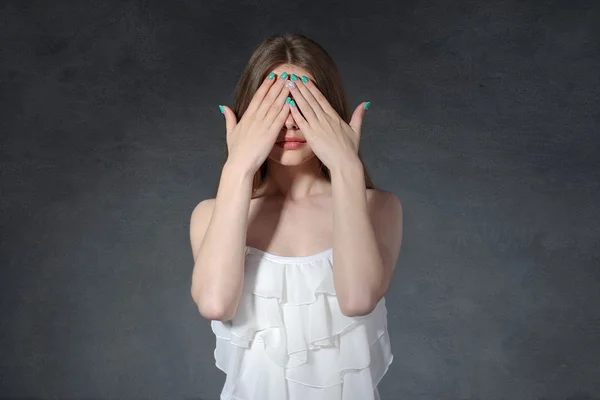 Geheimhouding, terughoudendheid, onverschilligheid concept. Vrouw haar ogen gesloten — Stockfoto