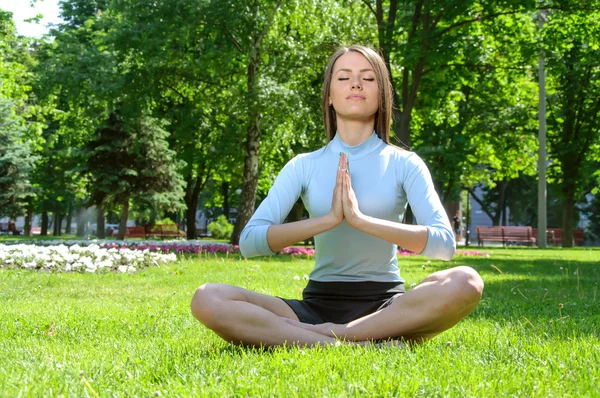 Chica de yoga medita en la posición de loto — Foto de Stock