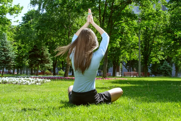 Yoga menina está meditando na posição de lótus — Fotografia de Stock