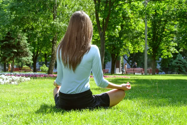 Mulher de ioga está meditando na posição de lótus — Fotografia de Stock