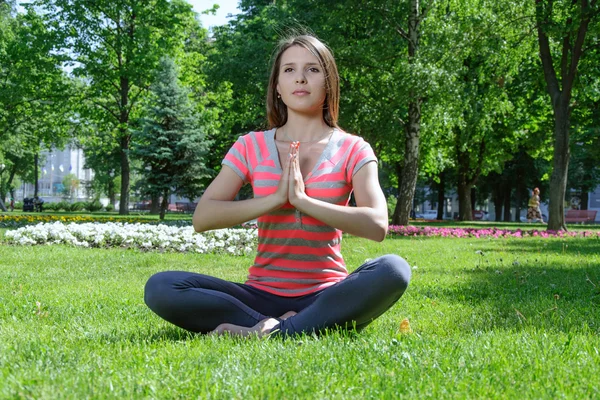 Žena jóga meditace v lotosové pozici — Stock fotografie
