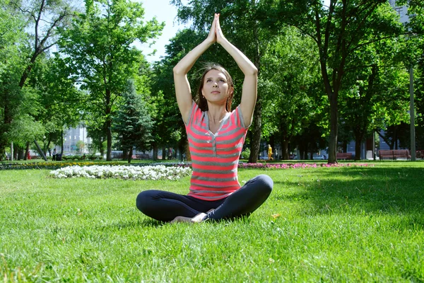 Yoga vrouw is mediteren in de lotuspositie — Stockfoto