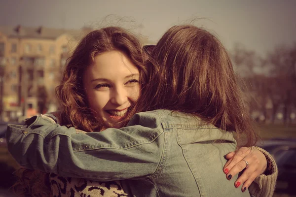 Twee meisjes hebben elkaar ontmoet op de straat en lachen — Stockfoto