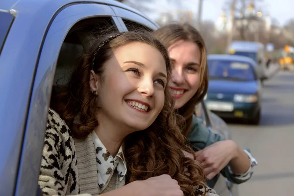 Две девушки улыбаются в машине — стоковое фото