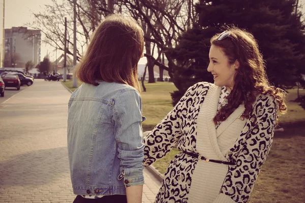 Дві дівчини сміються на тлі міста — стокове фото
