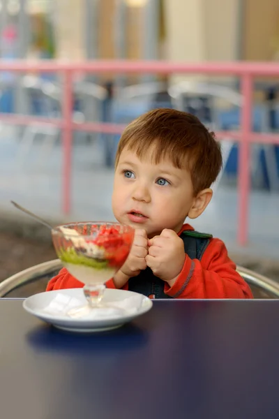 Ragazzino mostrando gelato è freddo — Foto Stock