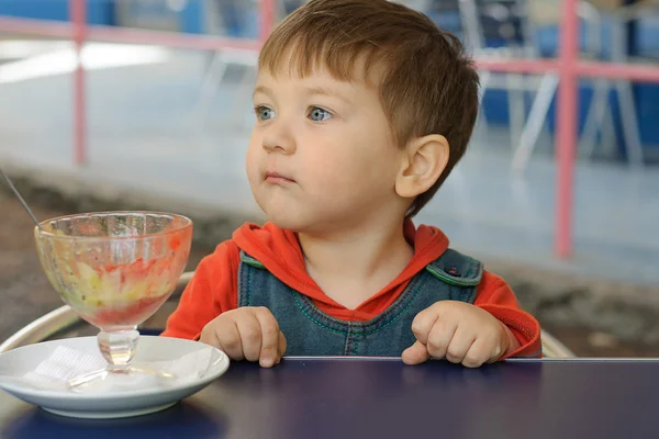 El chico se ha comido todo el helado. — Foto de Stock