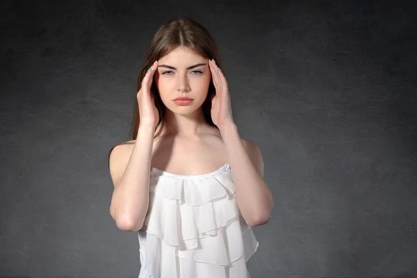 Mujer muestra que ella tenía un dolor de cabeza — Foto de Stock