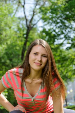 Germe egzersiz yaparak genç bir kadın portresi 