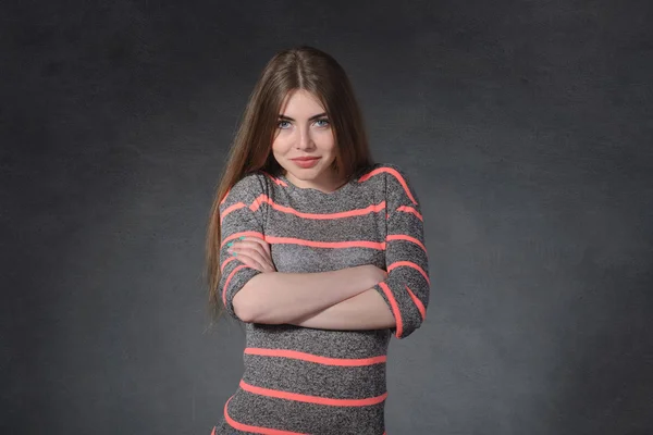 Woman crossed her arms against a dark background — Stock Photo, Image