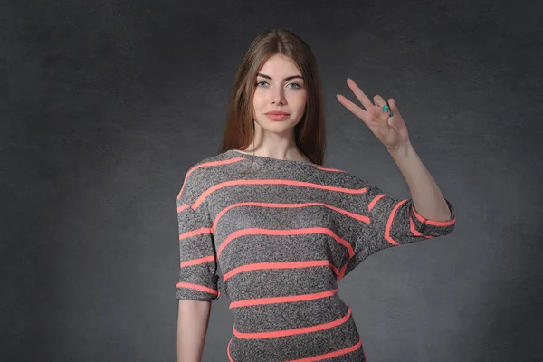 Girl shows sign of victory — Stock Photo, Image