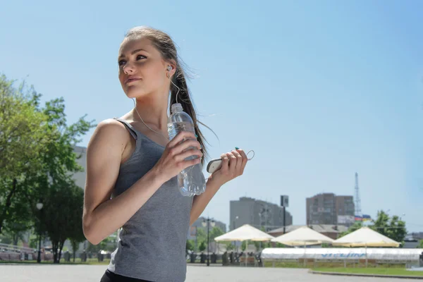 Deporte mujer está bebiendo agua —  Fotos de Stock