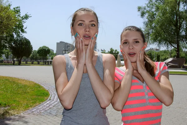 Duas meninas mostram surpresa extrema — Fotografia de Stock