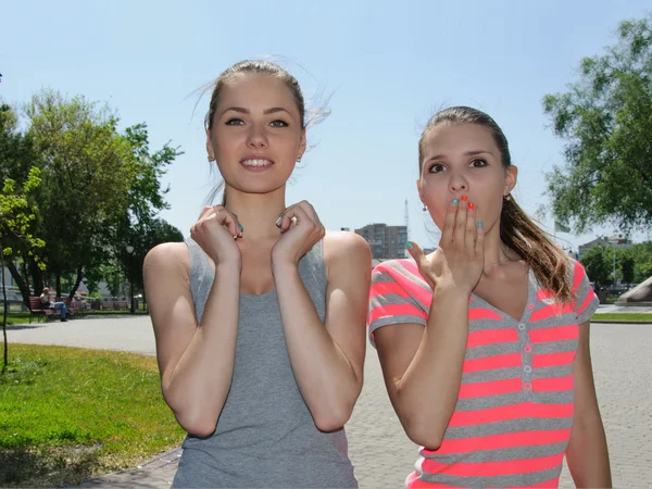 Zwei Frauen zeigen sich extrem überrascht — Stockfoto