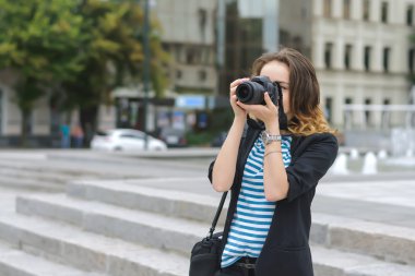 Kadın bir kamera ile şehir fotoğrafları