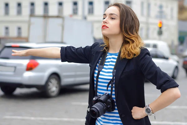 Ženy s kamerou zachycuje auto — Stock fotografie