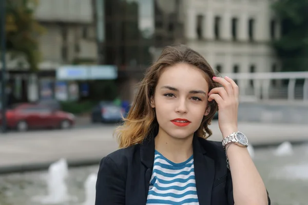 Meisje in striped shirt in de stad — Stockfoto