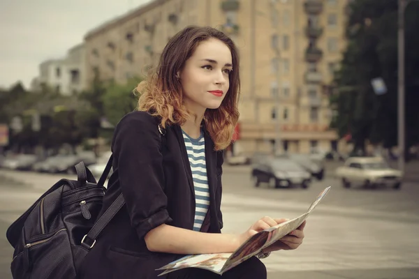 Touristin mit Rucksack studiert Landkarte — Stockfoto