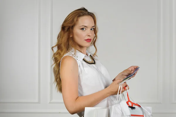 Woman goes to pay with plastic cards — Stock Photo, Image