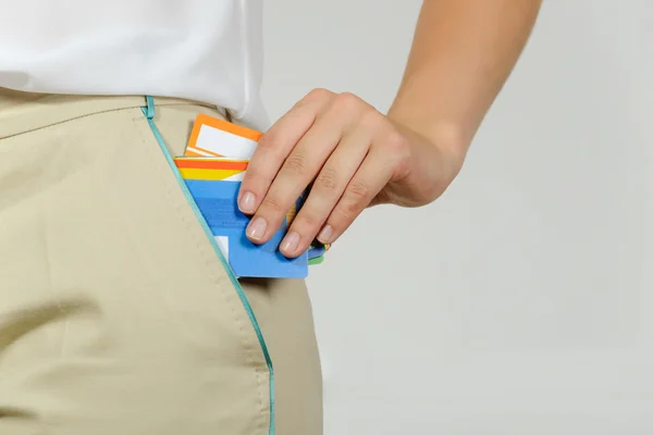 Mujer saca de su bolsillo una tarjeta de plástico —  Fotos de Stock