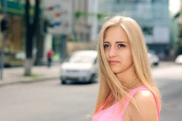 Blondes Mädchen geht durch die Stadt — Stockfoto