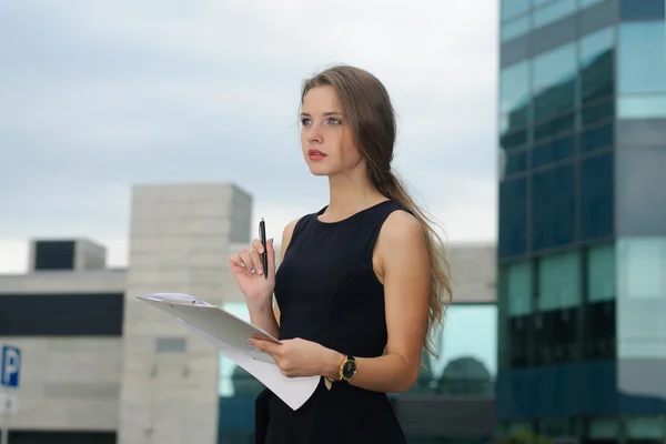 Chica con una carpeta de papeles en sus manos — Foto de Stock