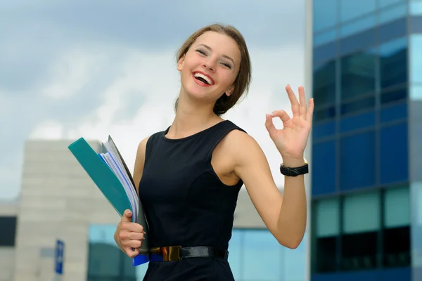Business woman shows that everything is OK — Stock Photo, Image