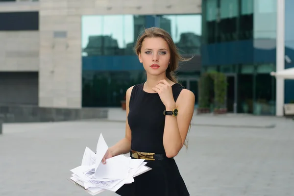 Affärskvinna som står nära kontorsbyggnad — Stockfoto