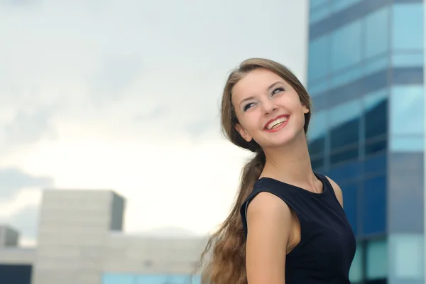 Retrato de una mujer de negocios alegre y feliz — Foto de Stock