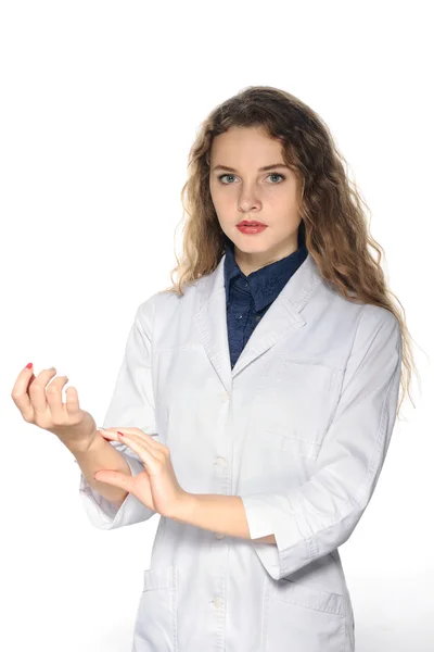 Medical doctor measures the pulse — Stock Photo, Image