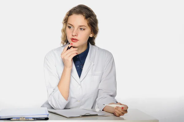 Medical doctor in a white coat fills the history of the disease — Stock Photo, Image