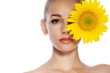 Ayçiçeği ile bir kadın portresi