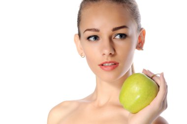 Bir elma olan bir kadın portresi yakın çekim