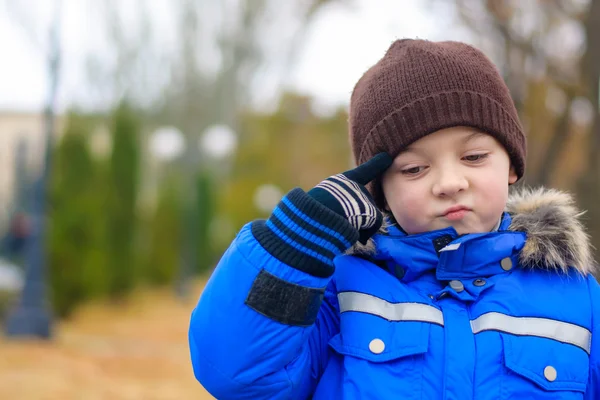 Ragazzo in giacca blu dito premuroso alla testa — Foto Stock