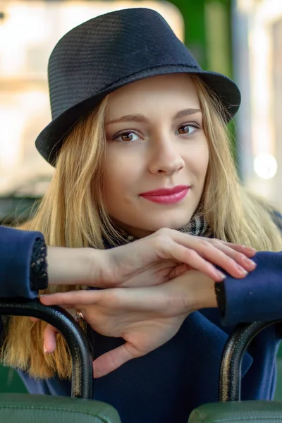 Meisje in een blauwe hoed zit in de bus — Stockfoto