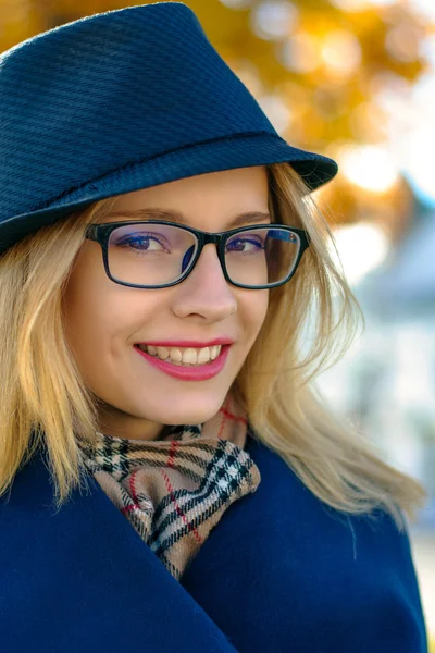 Blonde Frau mit blauem Hut und Brille — Stockfoto