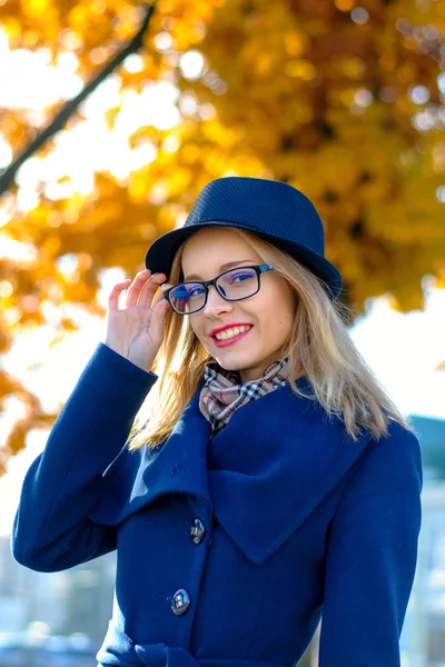 Blondine mit blauem Hut richtet Brille auf — Stockfoto