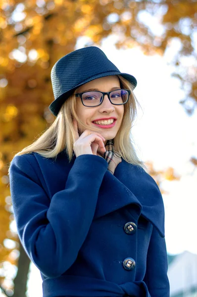 Blondine mit Brille lächelt — Stockfoto