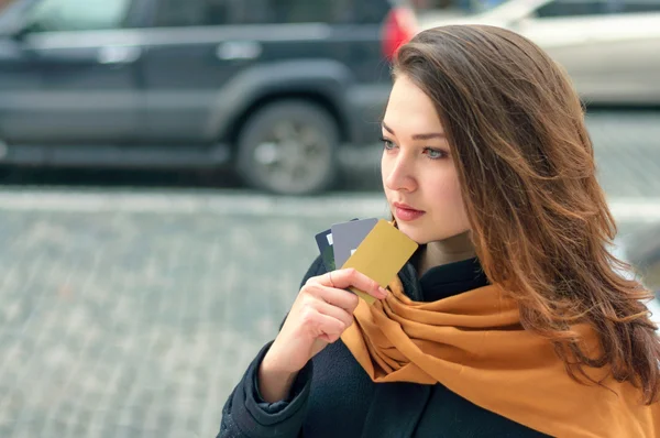 Frau steht mit Kreditkarte auf einer Straße der Stadt — Stockfoto