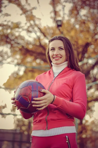 Chica sosteniendo una pelota de fútbol . — Foto de Stock