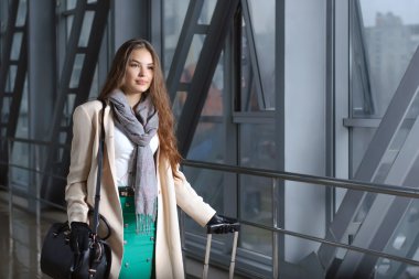 Bir bavul ve bir çanta ile yolda kızdır 