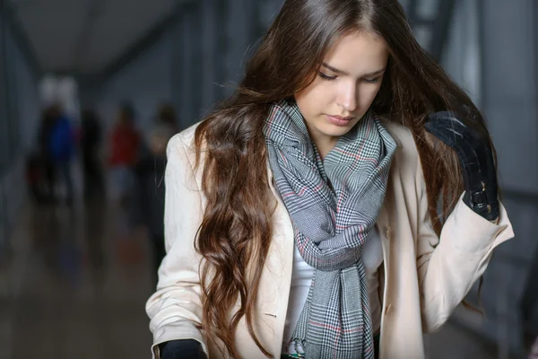 Frau mit Schal um den Hals ist unterwegs — Stockfoto