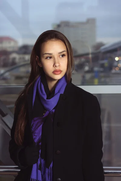 Портрет девушки в фиолетовом шарфе — стоковое фото