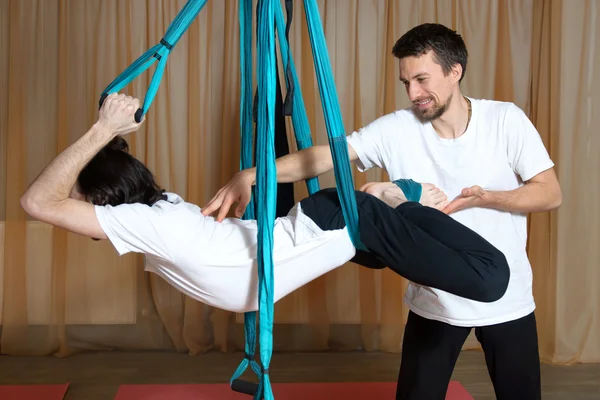 Instrutor corrige o movimento fly-yoga — Fotografia de Stock