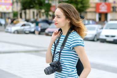Fotoğrafçı kamera ile sokakta yürür 