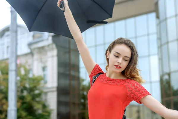Kobieta tańczy pod parasolem — Zdjęcie stockowe